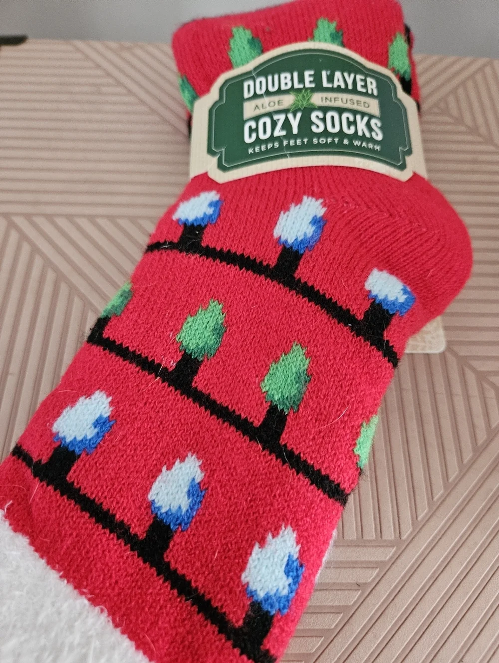 NEW Airplus Men's Double Layer Aloe Infused Warm Comfy Cozy Socks Red Christmas